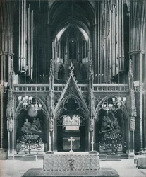 Westminster Abbey, London, viser Benno Elkans gamle testamente og kandelaber fra Det nye testamente, c1942