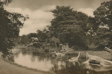 Der forhistoriens dyr lurer ved innsjøen på palassområdet, c1935.