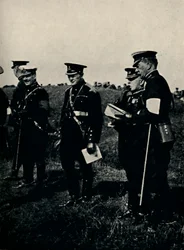 Med General French ved Army Maneuvres, 1912, 1945.