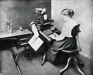 Kvinnelig operatør på monotype-tastatur, 1917
