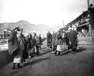 Kvinne som bærer massevis av kull, Nagasaki, Japan, c1900