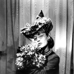 Kvinne med hatt med slør, holder en bukett blomster, Paris, 1943