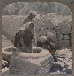 Kvinner trekker vann ved Magi-fontenen, på veien til Betlehem, ca 1900