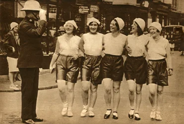 Kvinner i shorts, 1930, 1933.