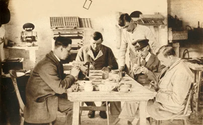 Sårede soldater i keramikkklassen...Devon, første verdenskrig, 1914-1918, 1933.