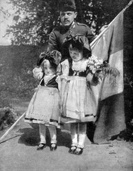 Unge Alsace-barn i tradisjonell kjole med en fransk soldat, første verdenskrig, 1915