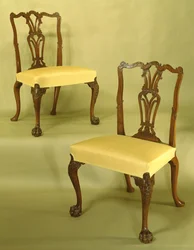 Chippendale-spisestuestoler, utskårne, gjennombrutte og kannelerte ryggstykker, bølgende toppsprosse med C-volutter, flammelist og bladverk på cabrioleben med lodne poteformede føtter, ca. 1760