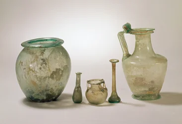 Samling av romersk glass: askeurne, gravglass og mugge, 1.-4. århundre