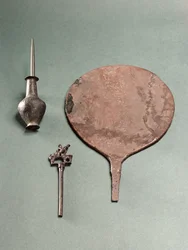 Kobberhårnål, collyriumstang med potte og speil, Mohenjodaro, 2300-1750 f.Kr.