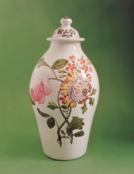 Dekket ugjennomsiktig hvit glasskrukke av kinesisk potiche-form, ca. 1760