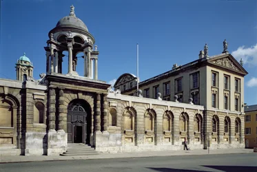 Eksteriør av den fremre firkanten på The Queens College, Oxford, bygget 1709-34