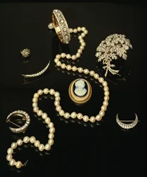 Fire viktorianske diamantbrosjer; utskåret oval cameo; kulturperlestreng