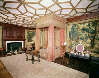 Oppheng og overtrekk av rød sateng og sølvvevsapplikasjon, fra Spangled Bedroom, ca. 1619-20