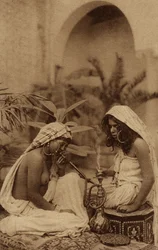 Haremsjenter som røyker vannpipe, fra et postkort fra det tidlige 1900-tallet (sepia-bilde)