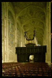 Kings College Chapel, interiørvisning som viser viftehvelving og orgel, English School (1400-tallet), Cambridge, Storbritannia