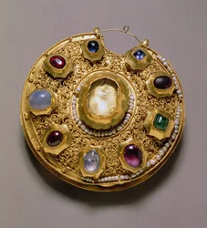 Kolt-medaljong, gullsatt med perler og juveler, cloisonne, emalje, filigran og granuleringsdekor, Ryazan, 1100-tallet