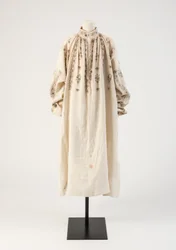 Herreskjorte i lin med svart broderi, 1600-tallet