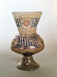 Moskelampe, med dedikasjon til Shibi-Abdania Kafur ar-Rumi, midten av 1300-tallet (emaljert glass)