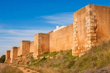 Niebla, Huelva-provinsen, Andalusia, Sør-Spania. Murer rundt byen.