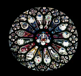 North Rose Window, murverk fra 1200-tallet, glass fra midten av 1400-tallet
