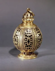 Duftkule, dekorert med ciselert rulleornamentikk rundt svart emalje, forgylt sølv, sannsynligvis engelsk, ca. 1580
