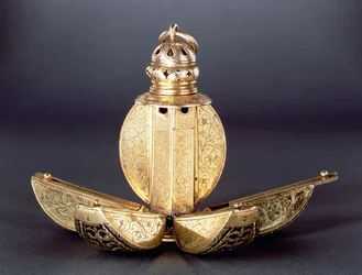 Pomander med fire åpne rom brukt til å oppbevare parfyme eller andre aromatiske stoffer, forgylt sølv, trolig engelsk, ca. 1580