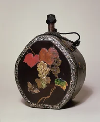 Sake-kolbe innlagt med perlemor, japansk, trolig 1800-tallet