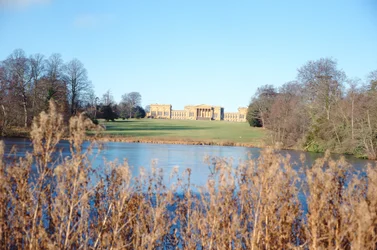 Utsikt fra innsjøen i huset, bygget av Sir John Vanbrugh (1664-1726) og park anlagt av Capability Brown