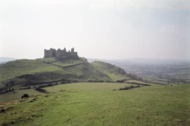 Utsikt over Carreg Cennen Castle, Sør-Wales, bygget ca. 1350