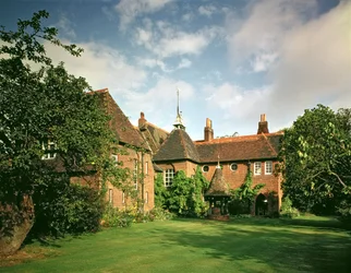 Utsikt over utsiden av The Red House, Bexleyheath, designet av William Morris (1834-96) med Philip Webb som arkitekt, fullført 1859