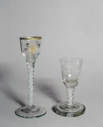 Vinglass med forgylt dekor, fyringsglassbolle og ugjennomsiktig vristilk, ca. 1760