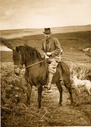 Den 10. hertugen av Devonshire til hest på Bolton Moor, slutten av 1940-årene