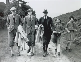 10. hertug med sine fire barn, Billy, Andrew, Anne og Elizabeth ved Bolton Abbey, ca. 1938 (s/hvitt-bilde)