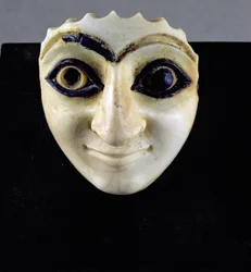 Et hode av en figur fra Temple of Nini-zaza, Mari, 2600 f.Kr. (alabaster og lapis lazuli)