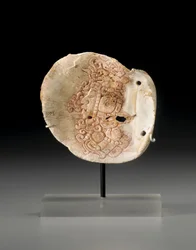 Et maya-skall brystparti med profiloverkroppen til en dignitær, ca. 450-650