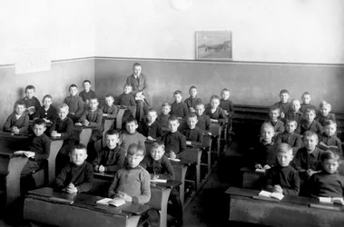 En gutteklasse, skoleguttene er i uniform.