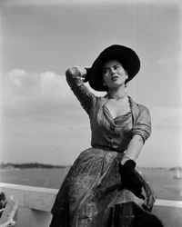 En modell iført Christian Dior-mote i Venezia, 3. juni 1951: svarte hansker og hatt