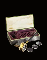 Et sjeldent, tidlig Helmholtz-mønster oftalmoskop, ca. 1852 (messing og ibenholt instrument med glasslinser i silkeforet lærveske)