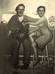 Arkadebilde av to amerikanske sjømenn, ca. 1939 (s/hvitt-bilde)