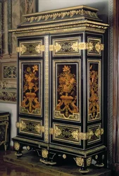 Armoire, med intarsiadekor, av Andre Charles Boulle (1642-1732), Paris, sent på 1600-tallet (ibenholt og bronse)