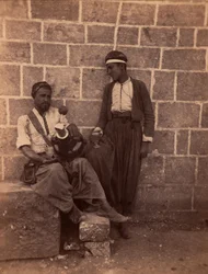 Beiruts limonadehandlere. Fotografi av Charles Lallemand (1826–1904) i «Syria, kostymer, reiser og landskap». 1865. Privat samling.
