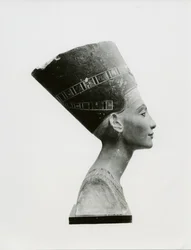 Byste av dronning Nefertiti, sett fra siden, kopi av bysten i Det egyptiske museum, SMPK, Berlin