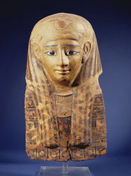 Kartongmummiehodeplagg med lappet parykk, øynene innlagt med obsidian og alabaster, egyptisk, sen periode (644-332 f.Kr.)