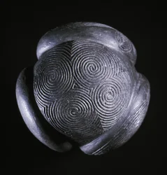 Utskåret ball fra Glass Hill, Towie, Aberdeenshire, neolitisk, ca. 3000 f.Kr.