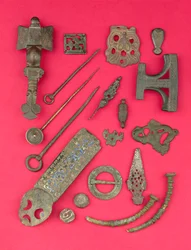Samling av angelsaksiske, vikinger og keltiske antikviteter, inkludert angelsaksiske korsformede brosjer og bokomslag og Hiberno-Viking ringhodestifter, fra det 4. århundre f.Kr. til det 9. e.Kr. (bronse, bein, kobber)
