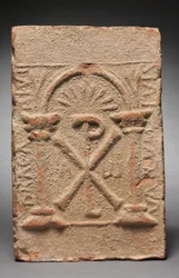 Columbarium gravplakett med Kristi monogram, 500-800