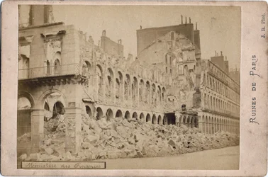 Commune de Paris: utsikt over ruinene av finansdepartementet i Paris i mai 1871. Fotografi JR Dim. 16,3X10,8 cm