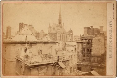Kommune i Paris: utsikt over ruinene av Palais de Justice og Sainte Chapelle i Paris i mai 1871. Fotografi Pignolet brødre. Dim. 16,3X10,8 cm