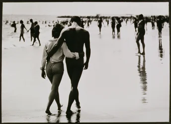 Par går i vannet på Coney Island, New York City, uten tittel 46, ca. 1953-64 (s/hvitt-bilde)