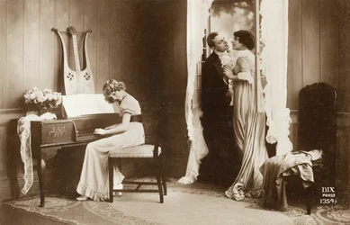 Fritterende par og ung jente som spiller Pianoforte, Paris, ca. 1920 (postkort)